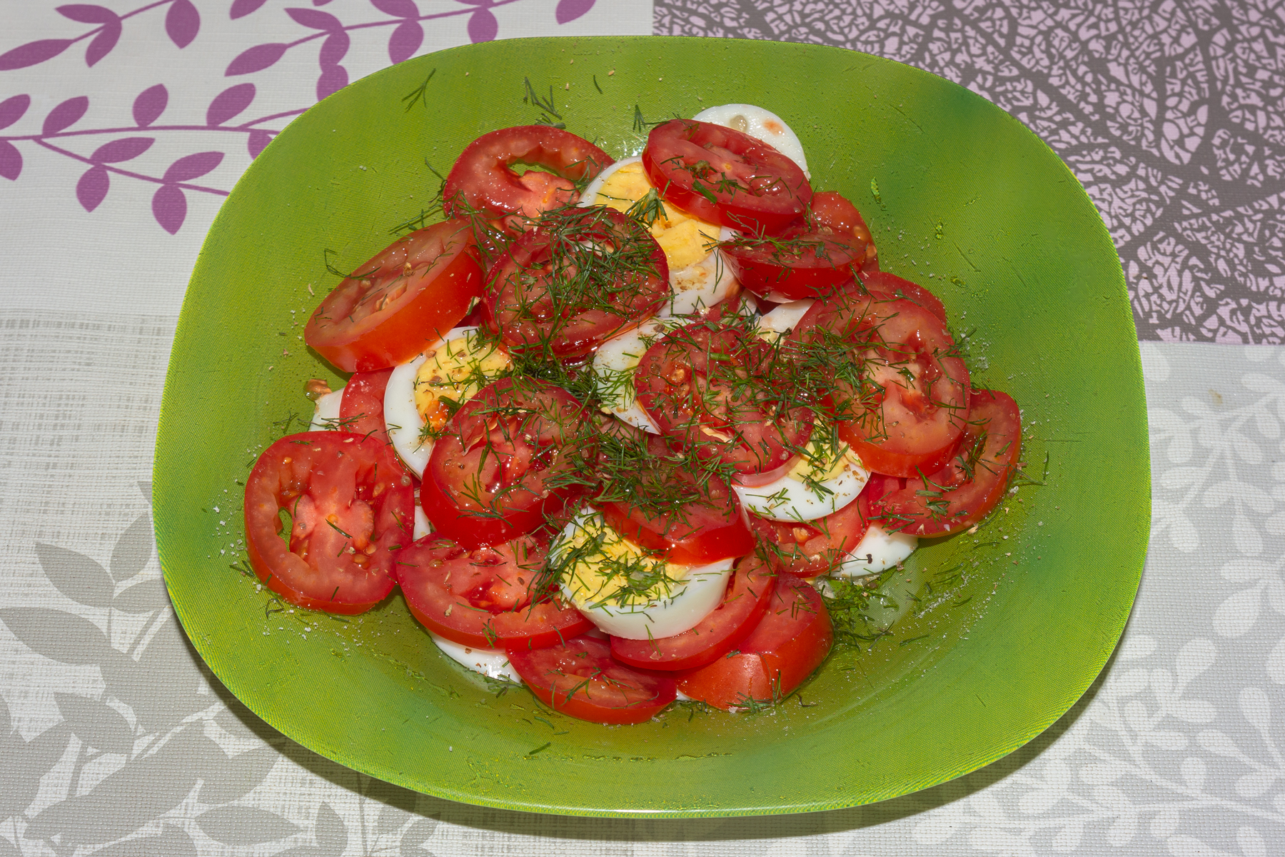 Салат из помидоров и яиц (5)