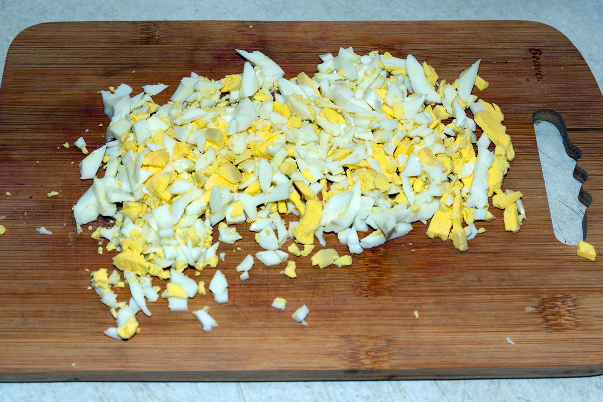 Шинкуем яйца для салата Каприччио