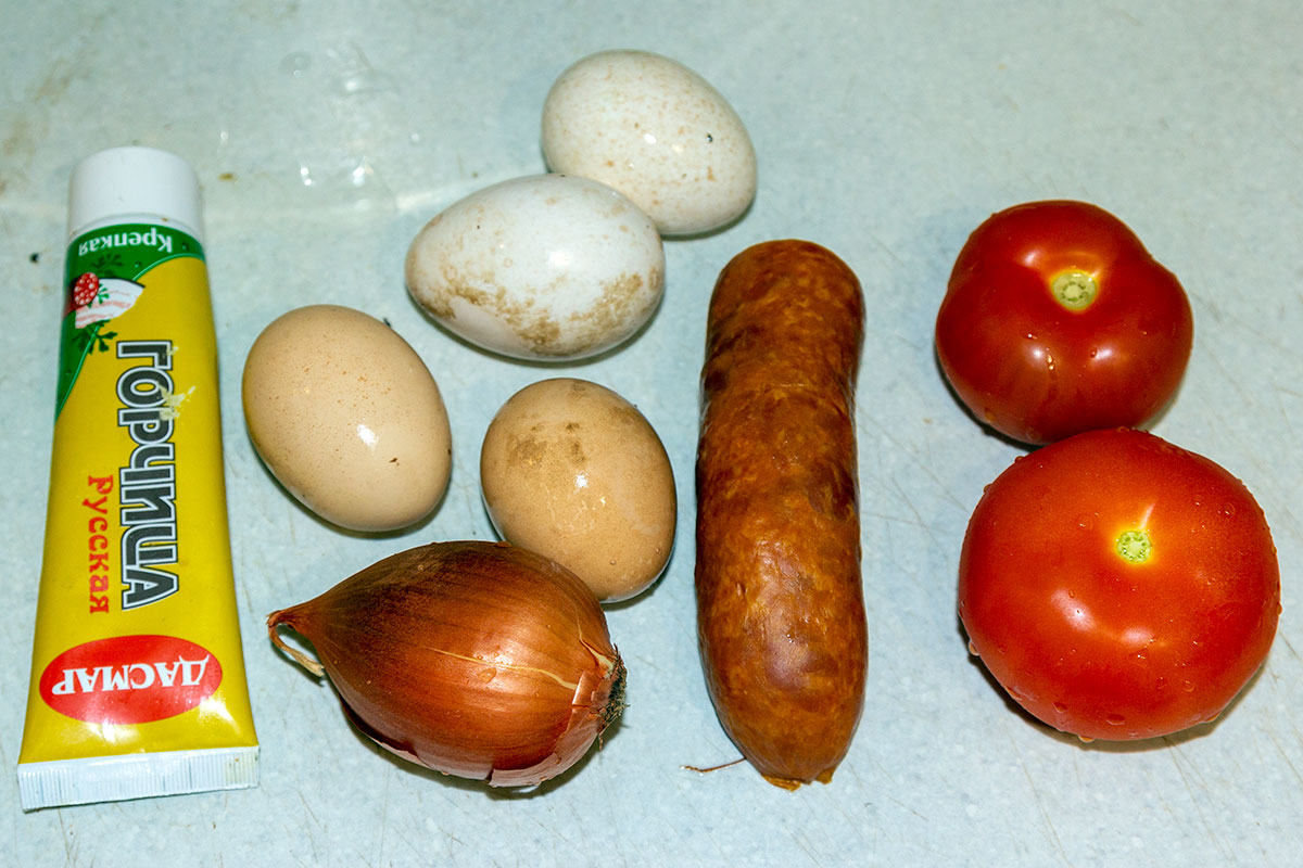 ингредиенты яичницы с ветчиной и помидорами