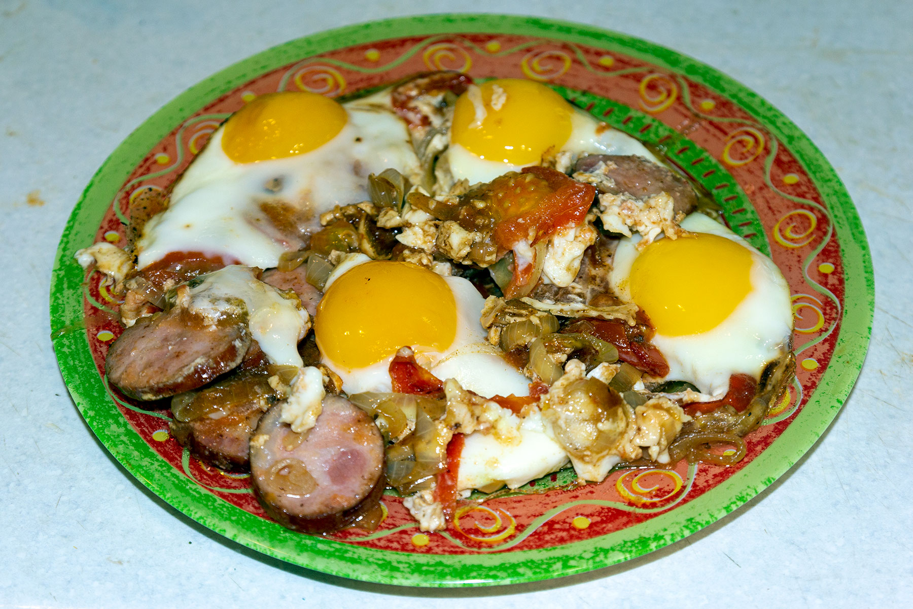 Фото к рецепту Яичница с ветчиной и помидорами Яичница с ветчиной и помидорами