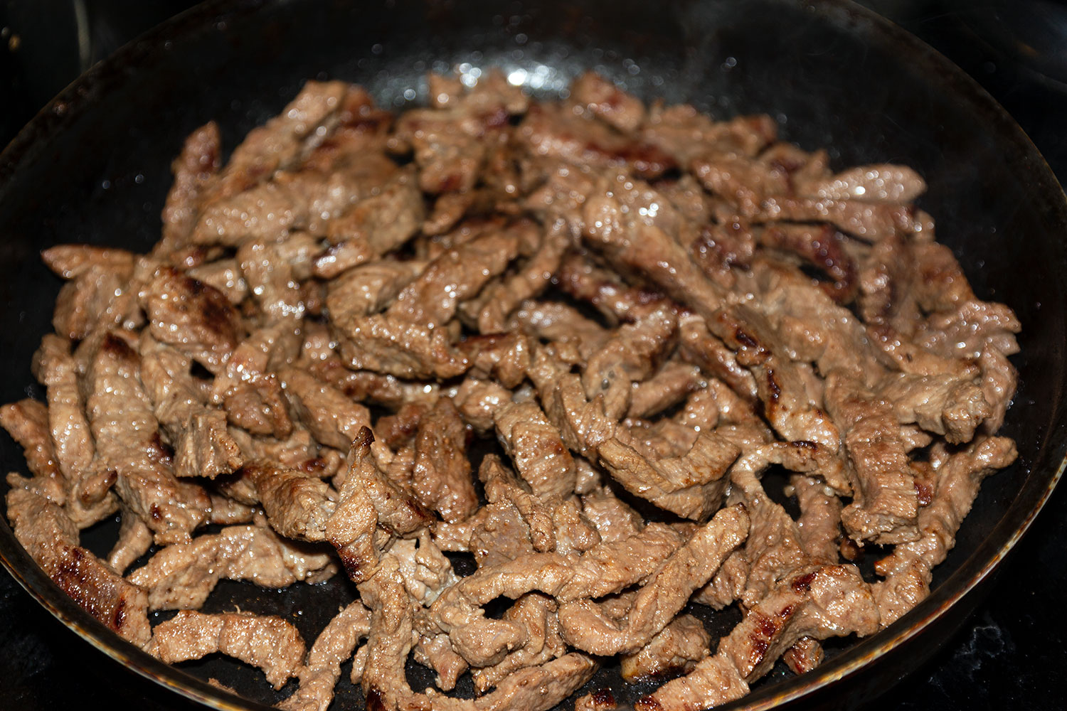 Обжарьте говядину на масле по рецепту