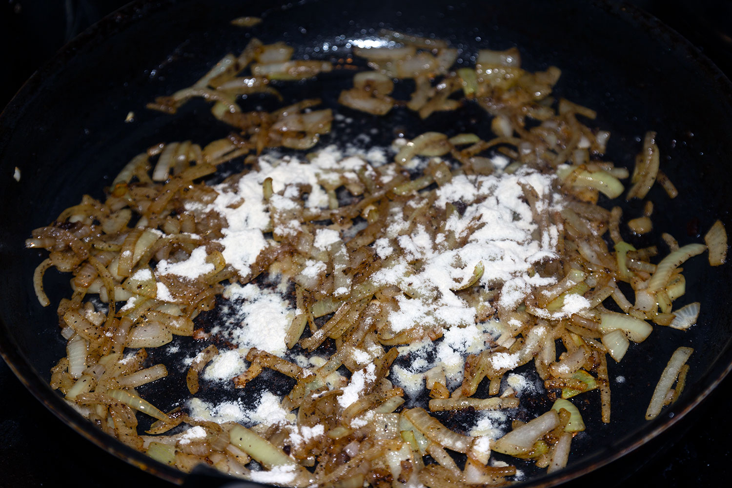 Добавить к луку муку по рецепту