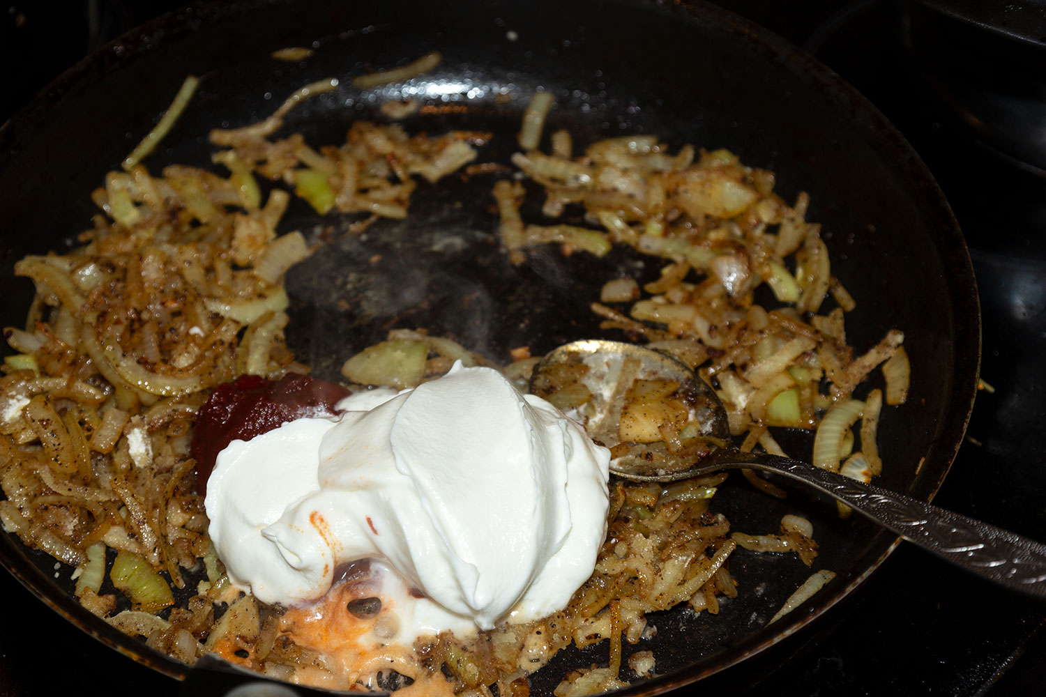 Добавить сметану и томатную пасту по рецепту