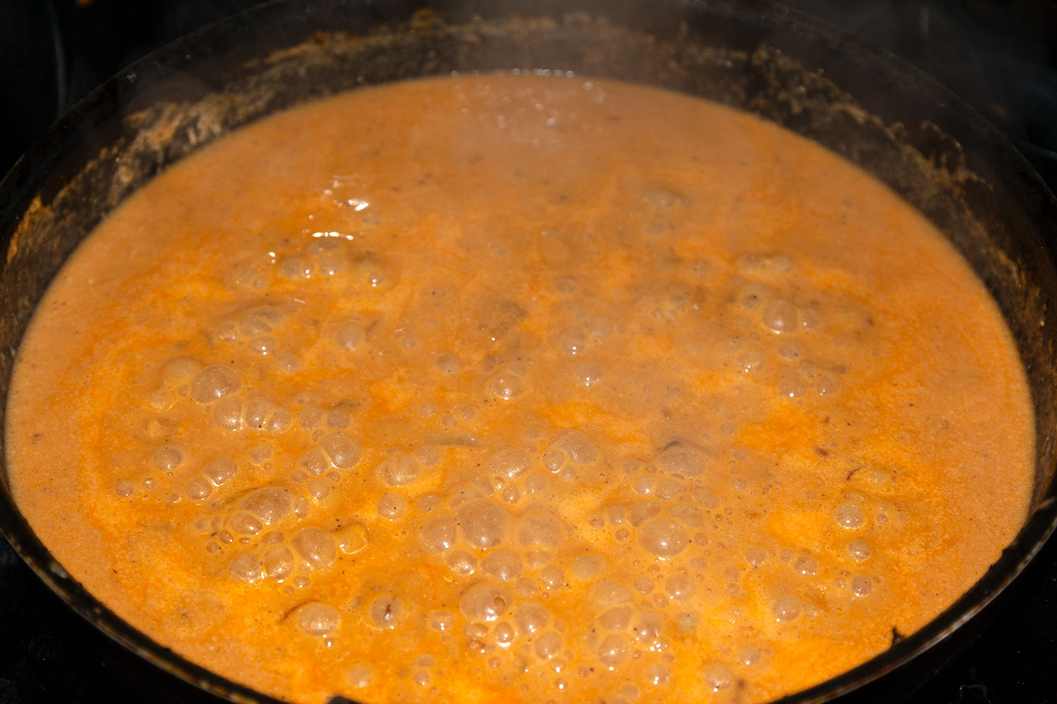 Залить мясо соусом по рецепту