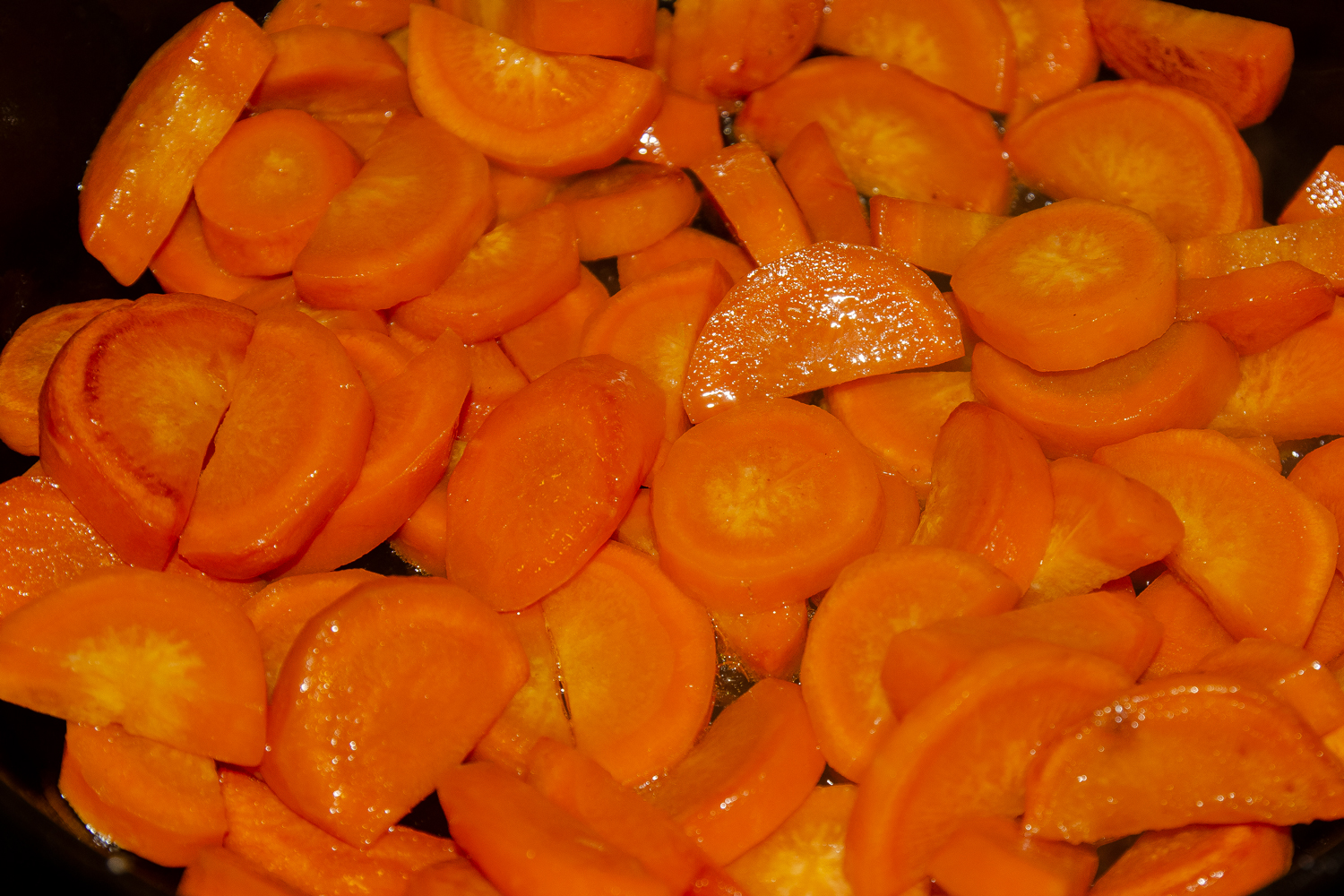 Обжарить морковь для рецепта Белая куропатка, тушеная в сметане