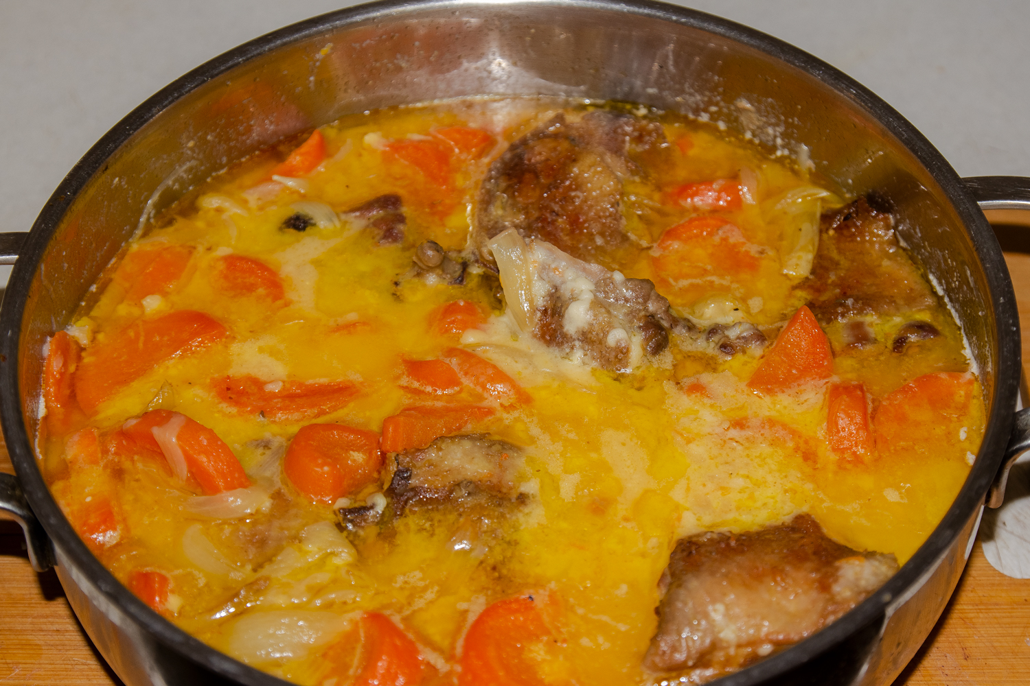 Тушить мясо с овощами под сметанным соусом для рецепта Белая куропатка, тушеная в сметане
