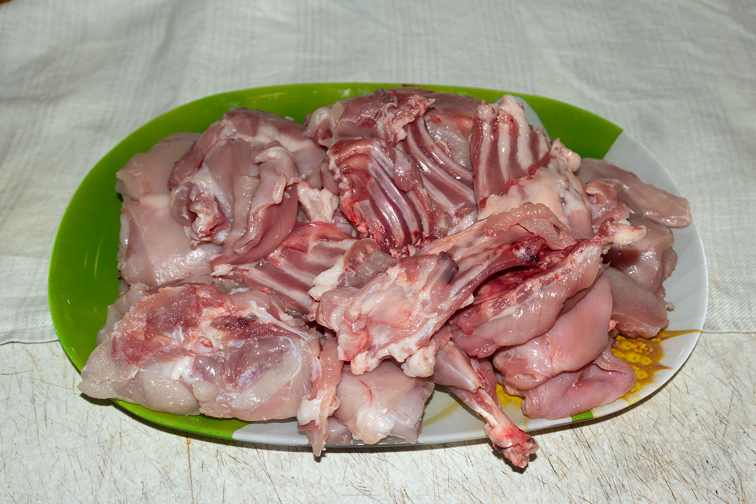 Промыть и обсушить куски кролика для рецепта Кролик по-средиземноморски