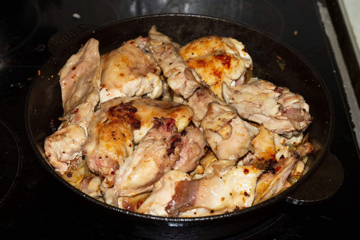 Куски кролика полить коньяком и поджечь для рецепта Кролик по-средиземноморски