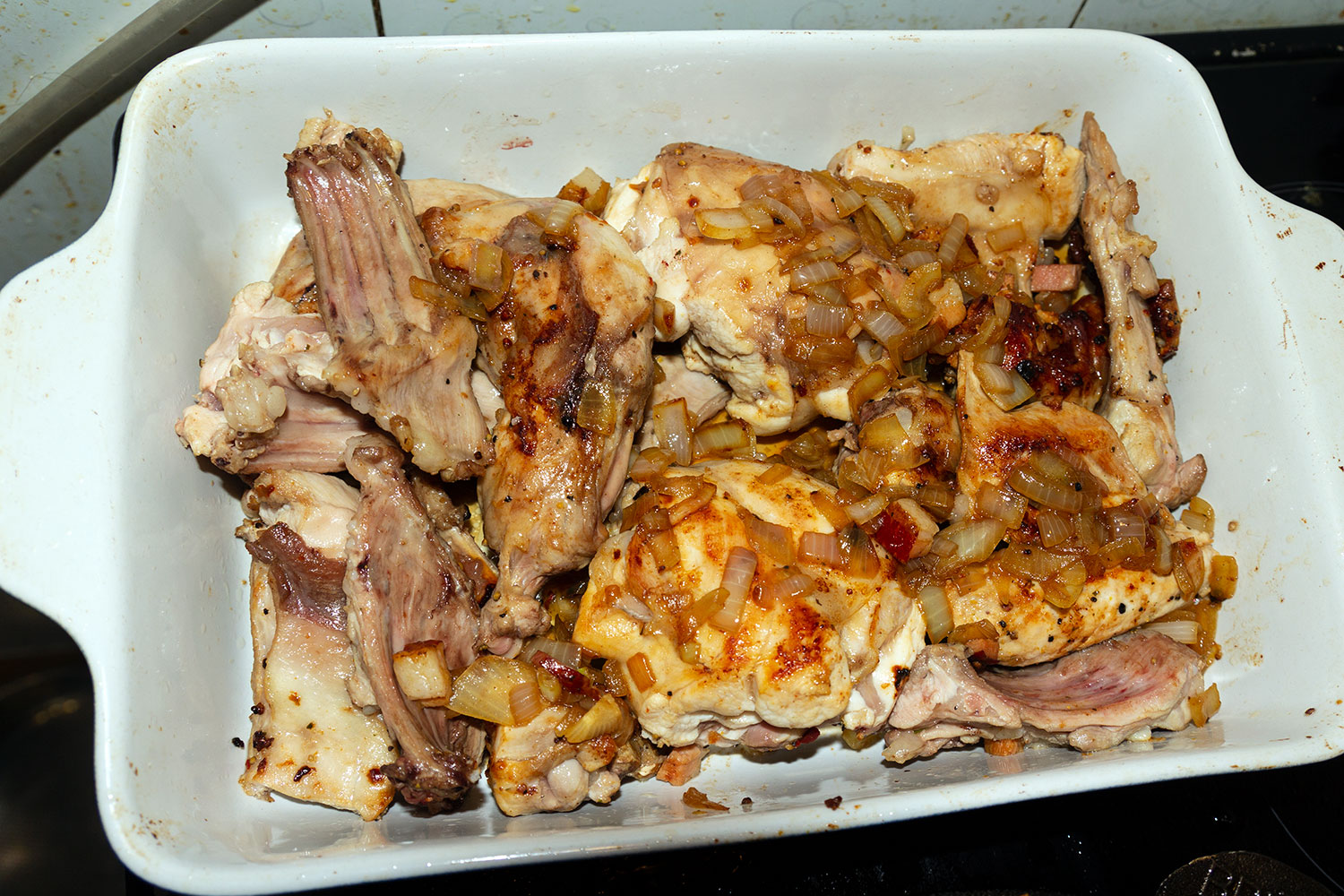 Обжаренное мясо выкладываем в керамическую форму