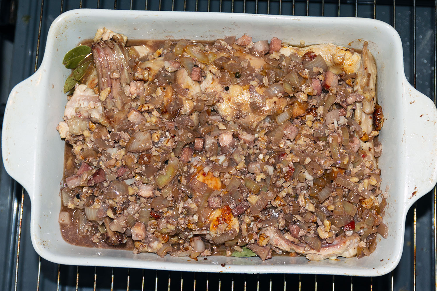 Кролика залить соусом для рецепта Кролик по-средиземноморски