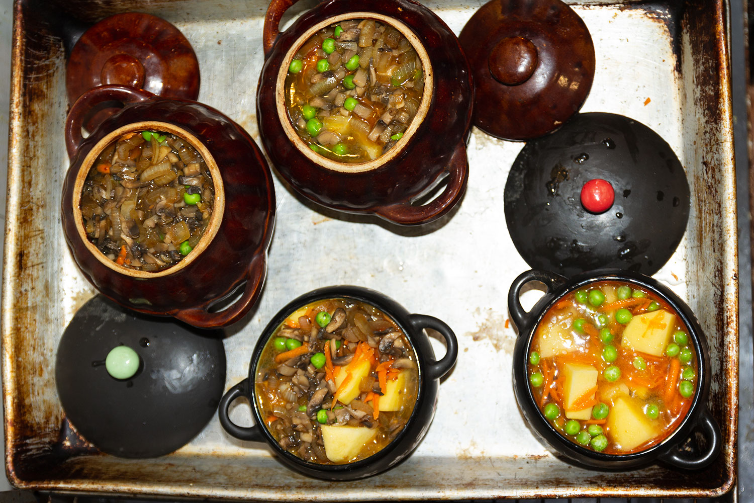 Все ингредиенты складываем в горшочек для рецепта Жаркое в горшочке по-уральски