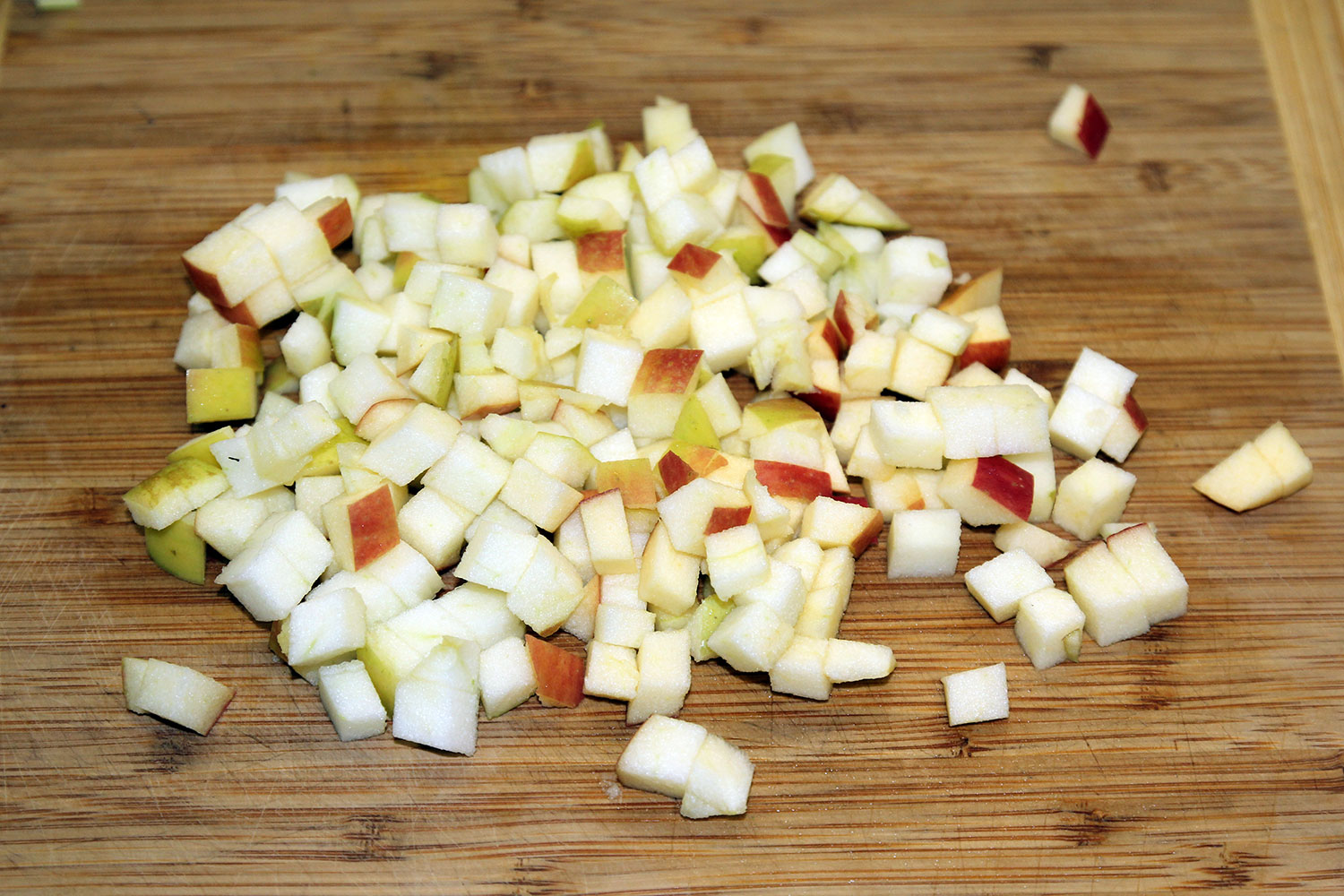 режем яблоко для салата Катрин