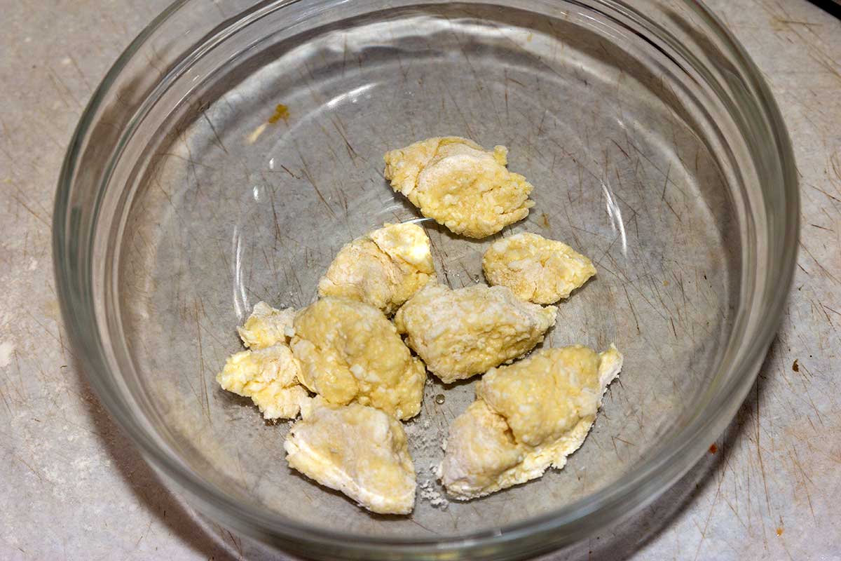 Ленивые вареники в посуде перед готовкой