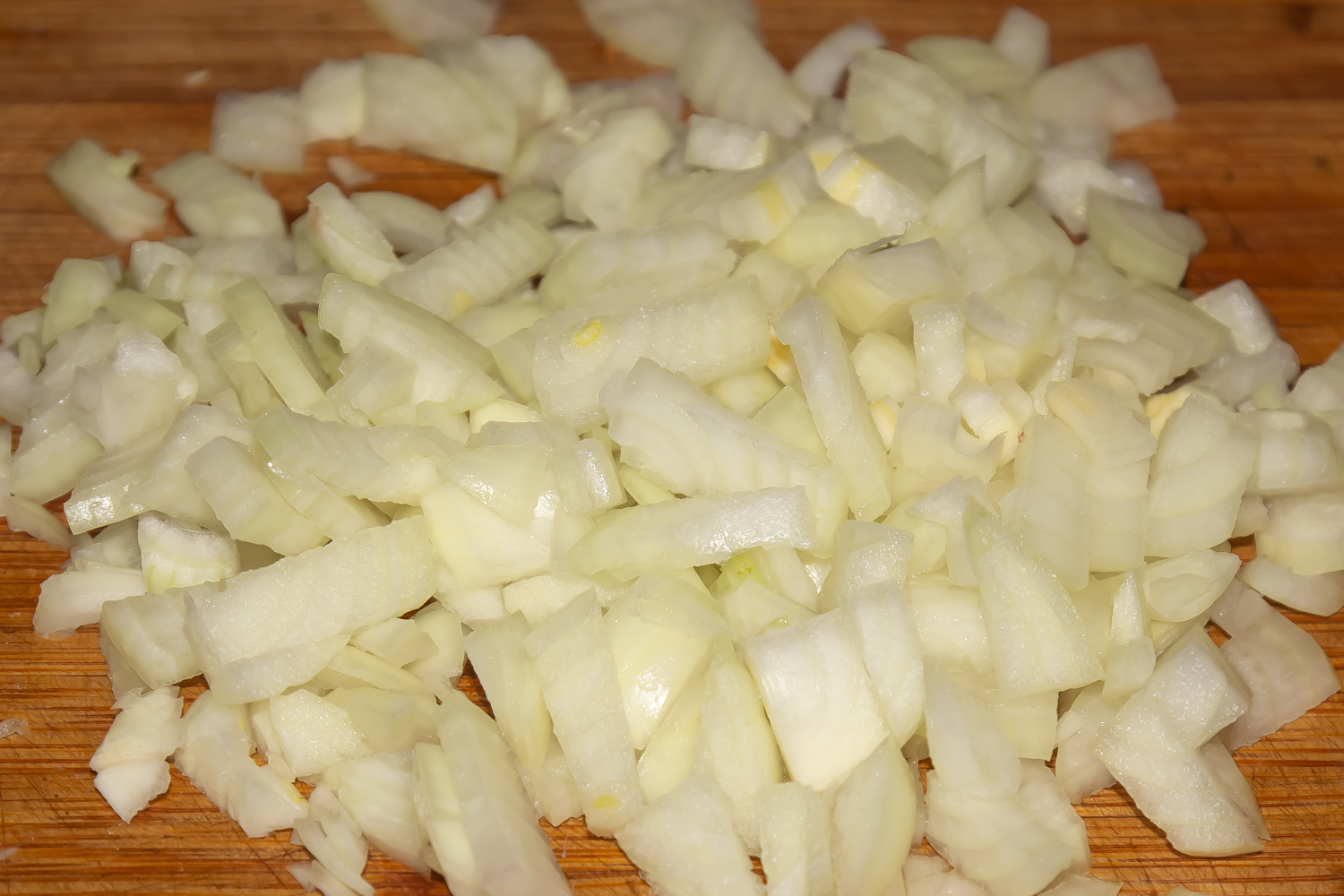 нарезанный лук по рецепту Чекдирме (Баранина жареная с картофелем и помидорами) 