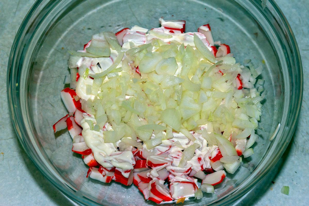 Добавляем лук в салат