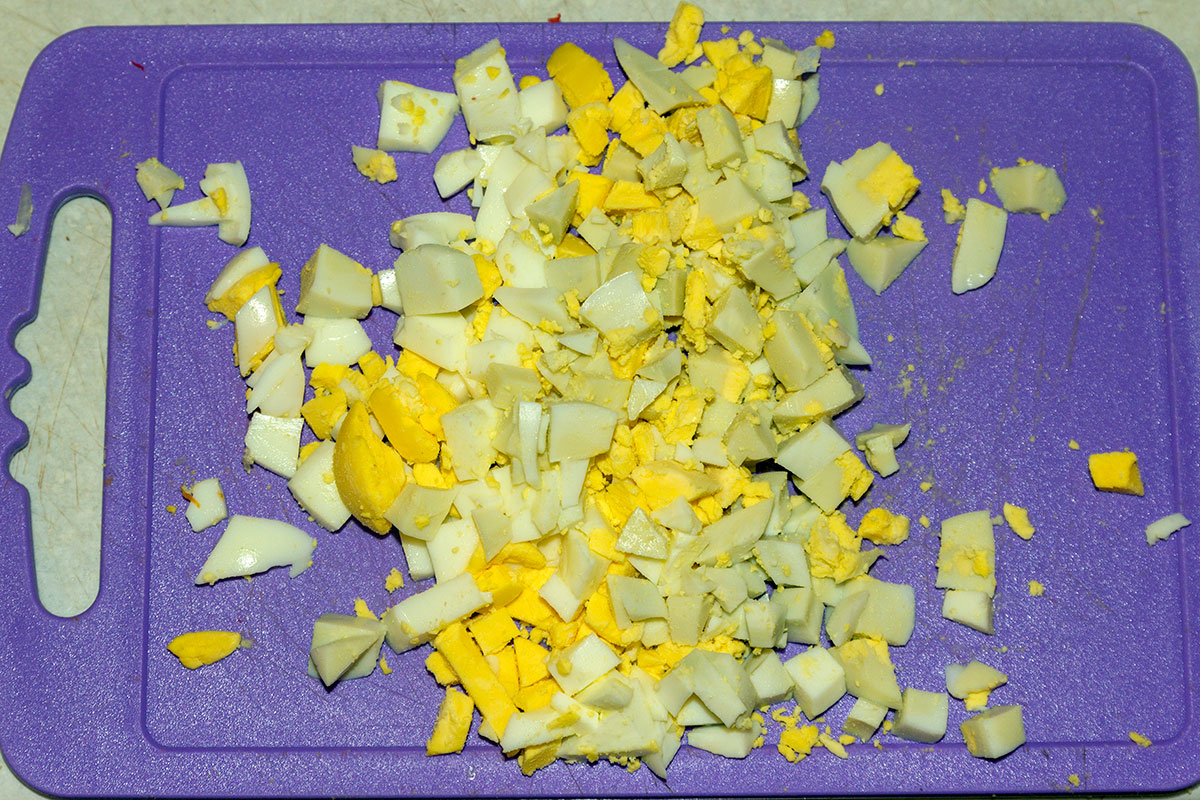 Мелко режем яйца для салата