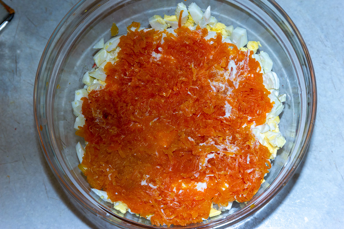 Добаляем варёную морковь