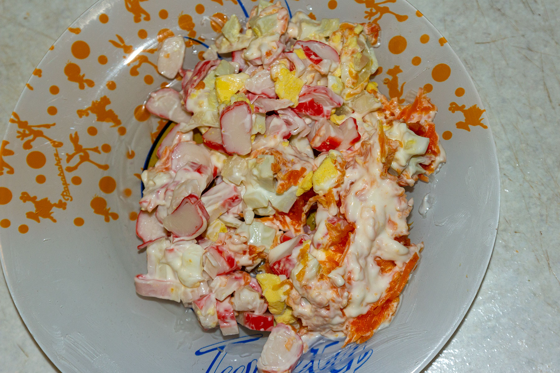 Слоеный салат из крабовых палочек