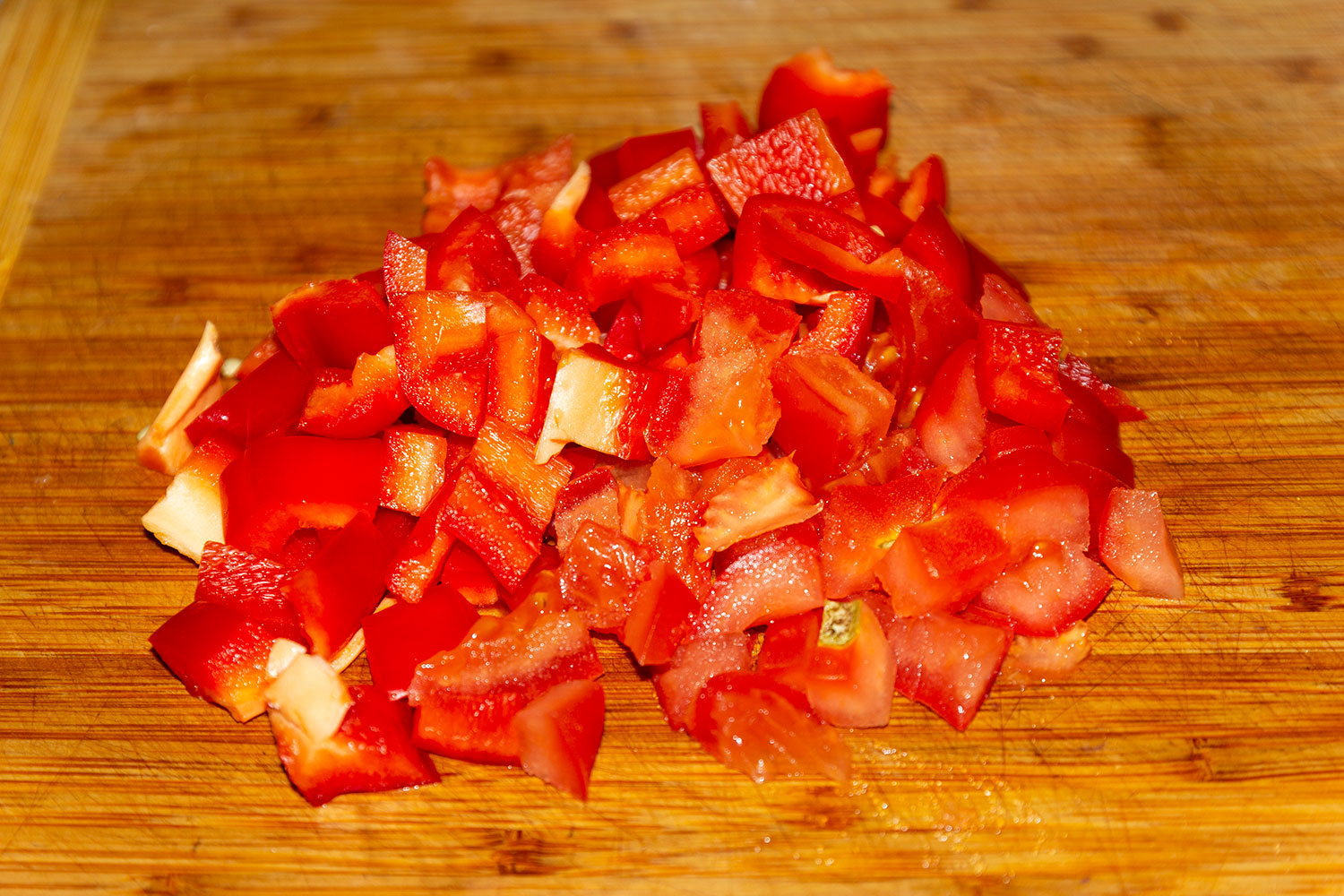 Нарезать помидоры и болгарский перец по рецепту