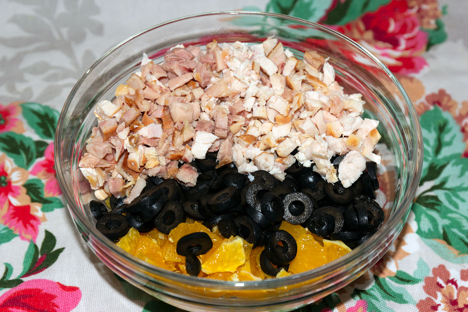 Курица, маслины, изюм и апельсин для рецепта салат Львович