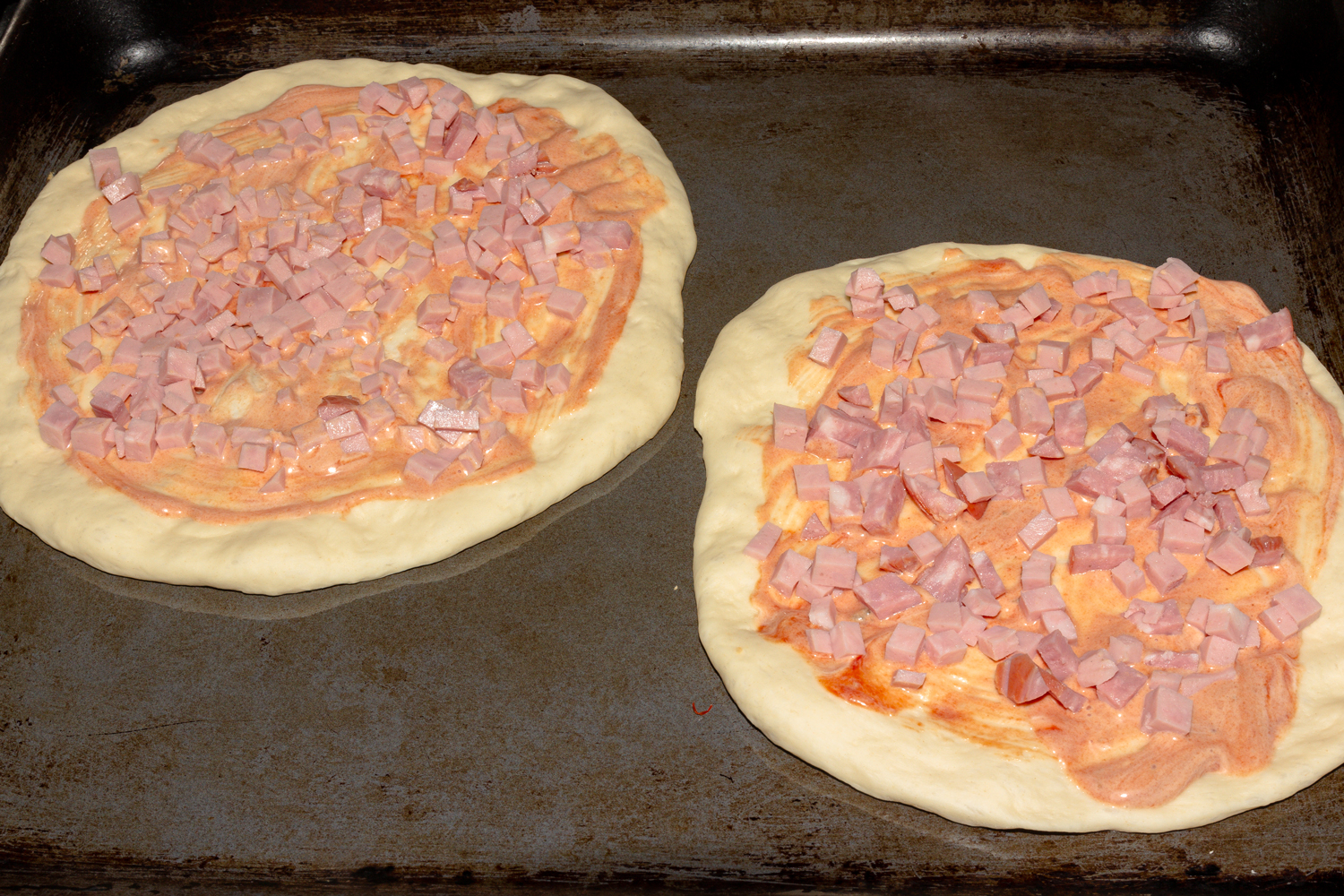 колбаса выложенная на тесто по рецепту Моя пицца 