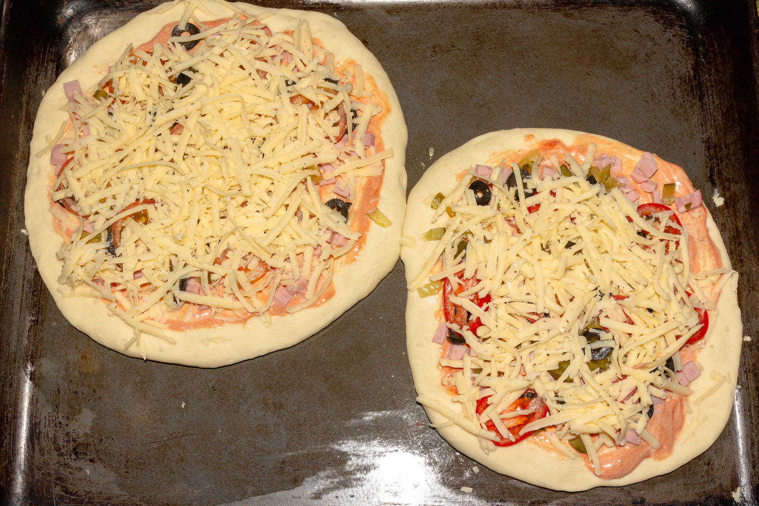 все ингредиенты выложены по рецепту Моя пицца 