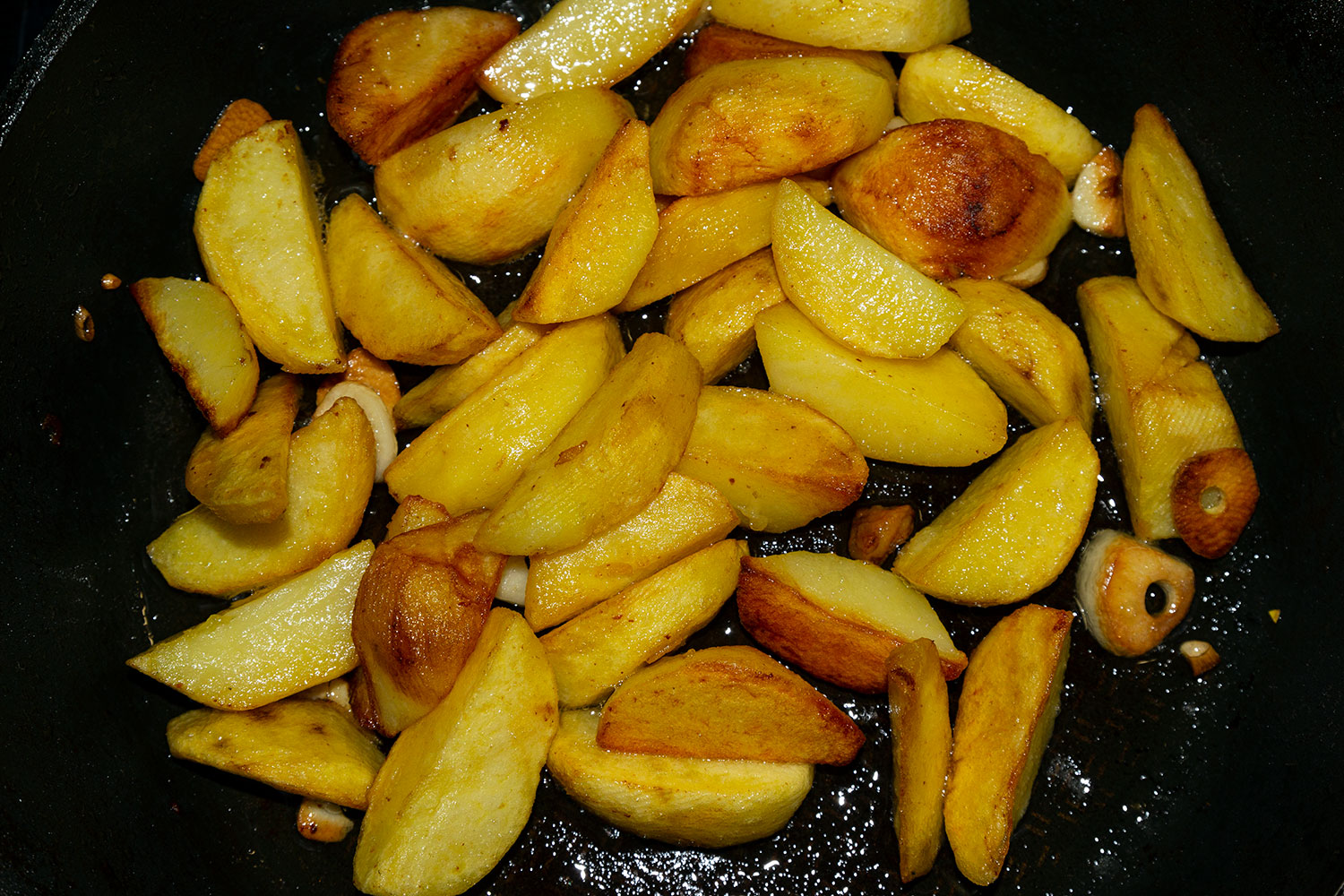 Готовая жареная картошка на сале