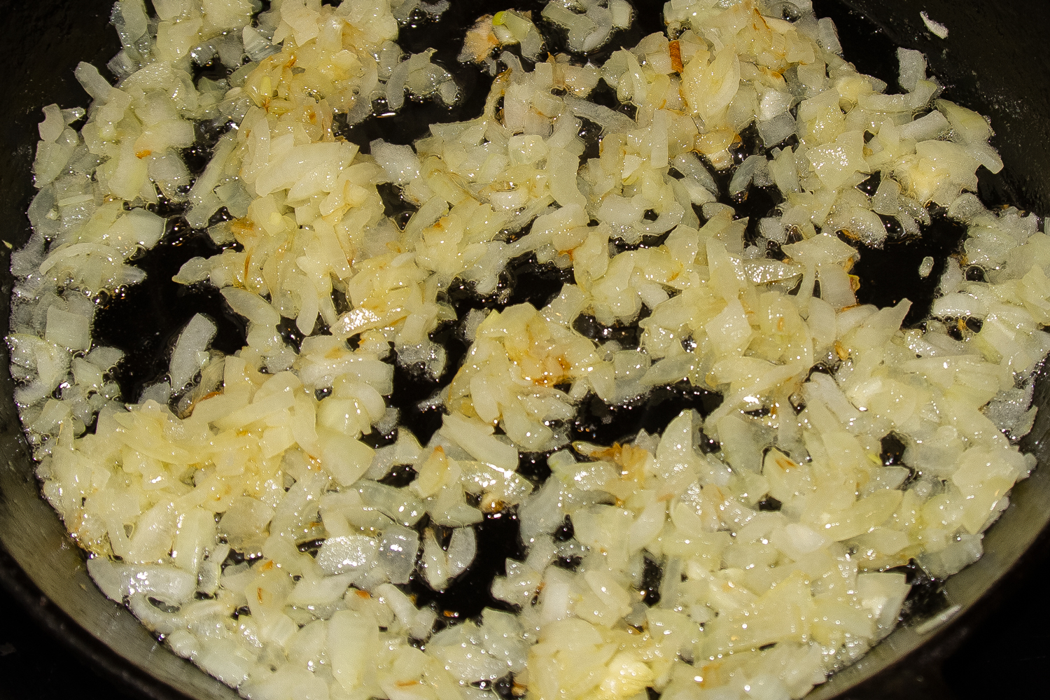 Обжарить репчатый лук до золотистости для рецепта Треска в картофельной корочке