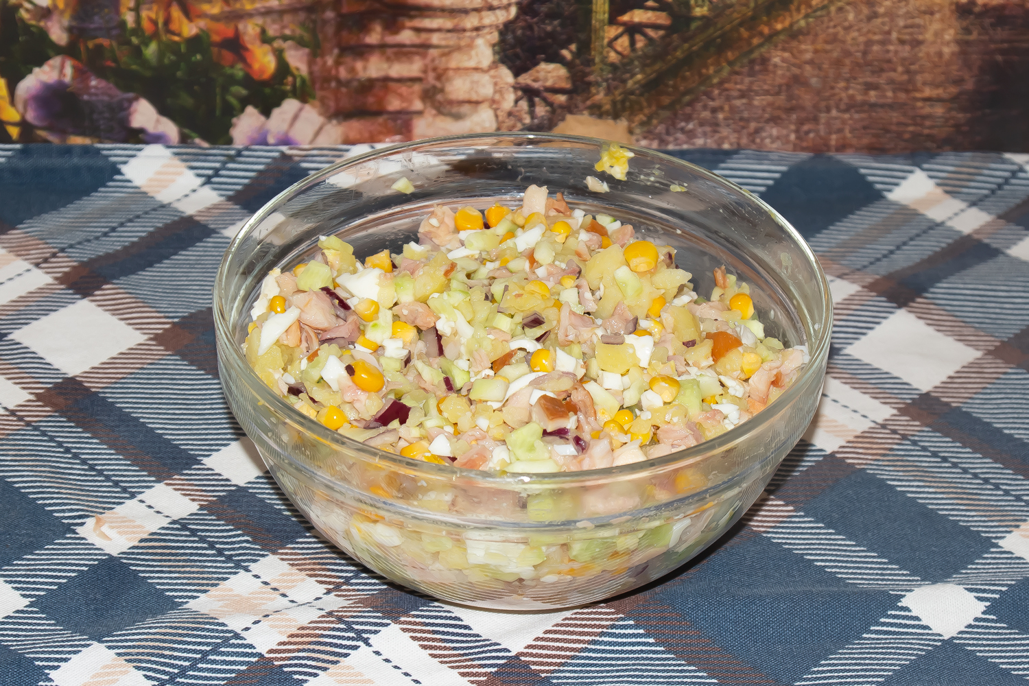 перемешанные продукты для рецепта салат Оливье копченый