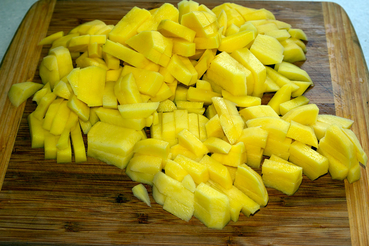 Нарезаем картофель