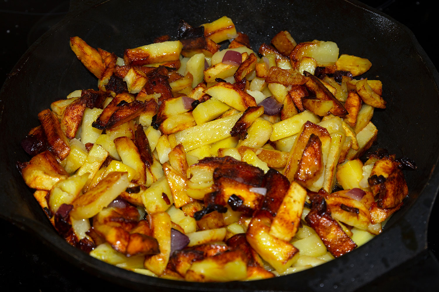 Добавляем лук в жареный картофель