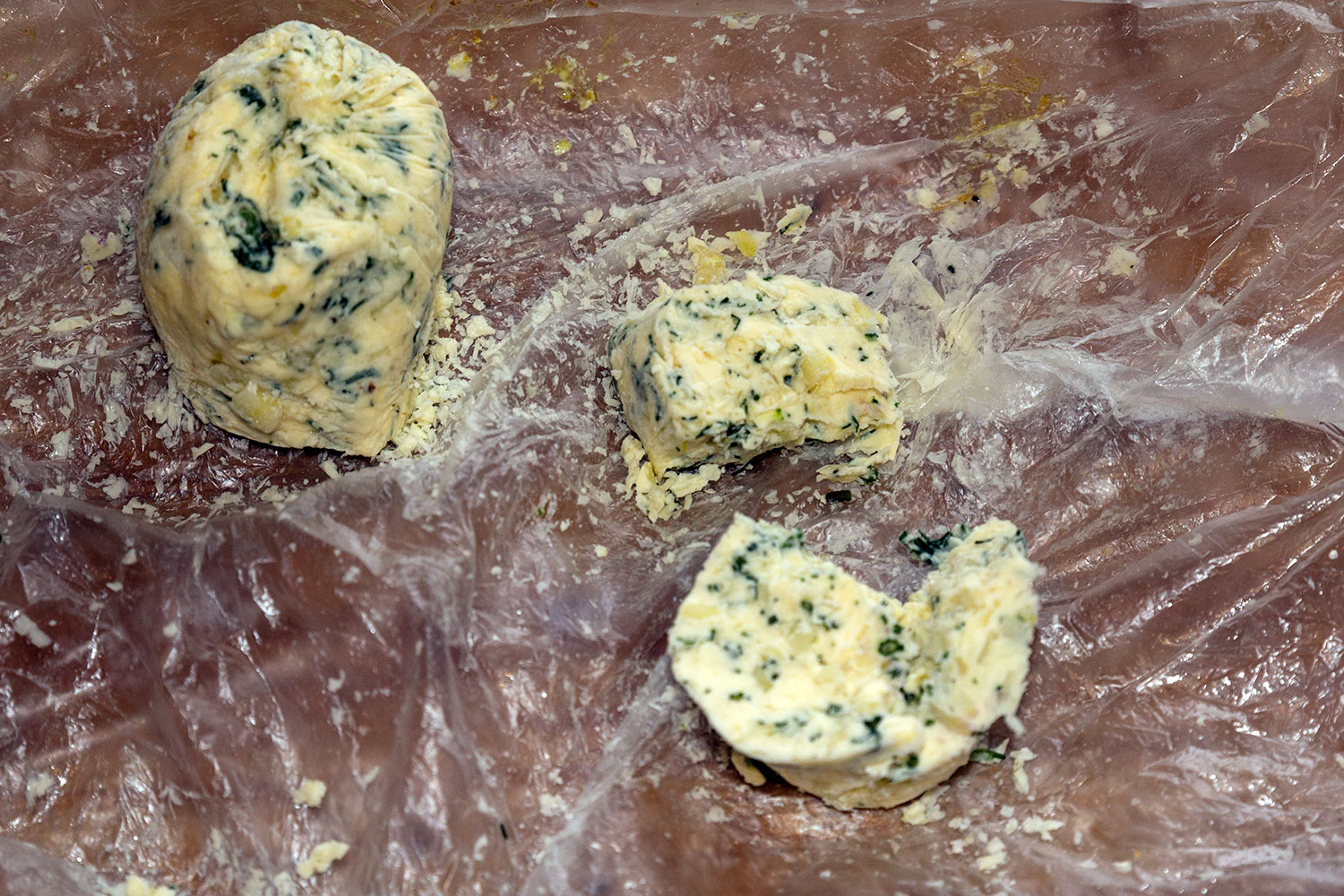 ароматное сливочное масло с чесноком и зеленью