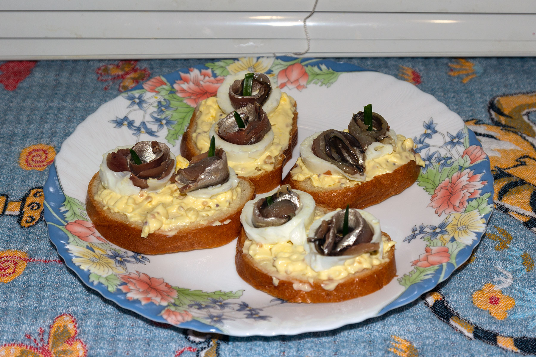 Бутерброды с яйцом, майонезом и килькой