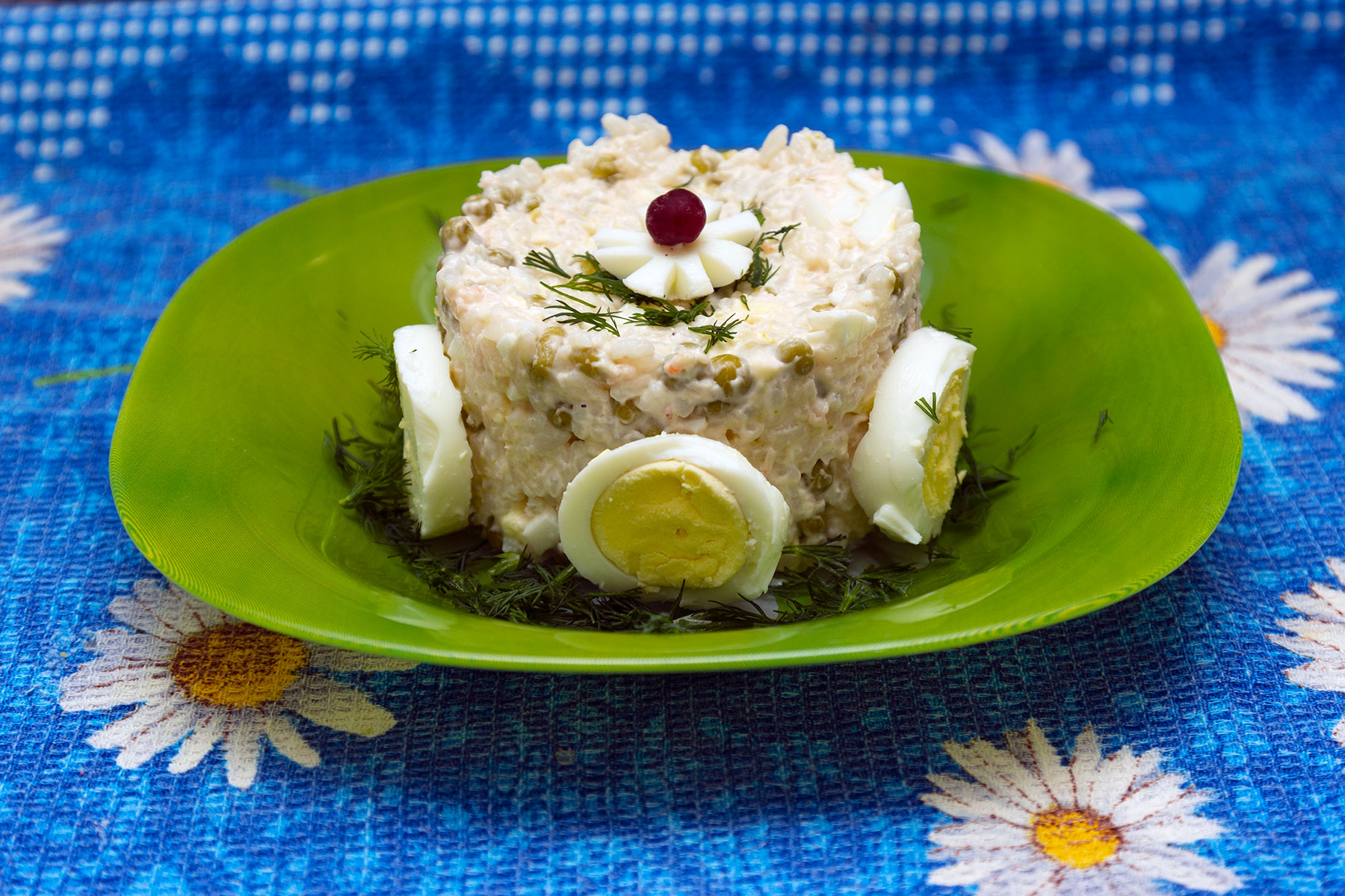 Салат из крилевой пасты с рисом