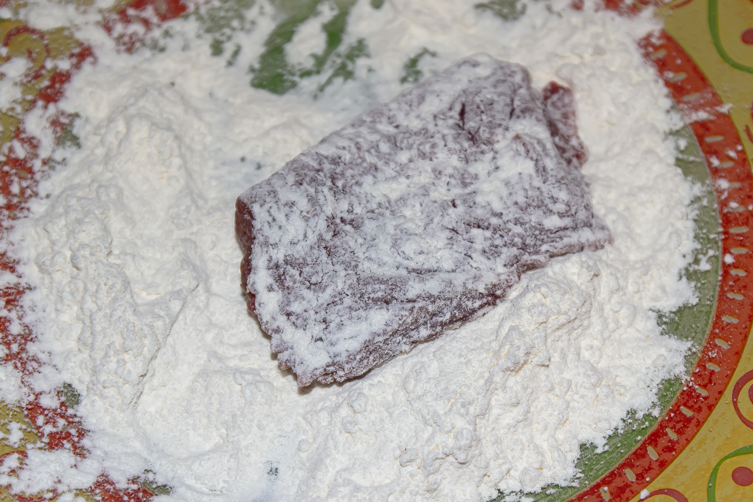 кусок мяса обваляйте в муке по рецепту Антрекот по-клужски кусок мяса обваленный в муке по рецепту Антрекот по-клужски