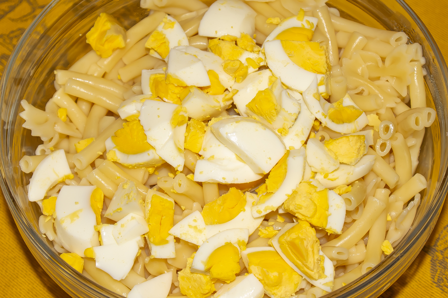 нарезанные яйца по рецепту Макаронный салат