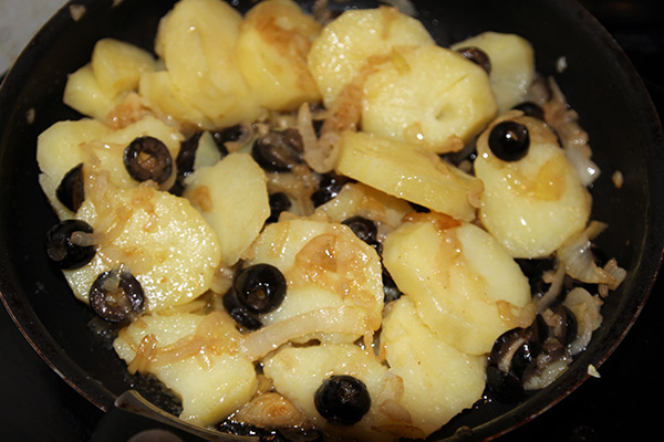 Лук, оливки, картофель