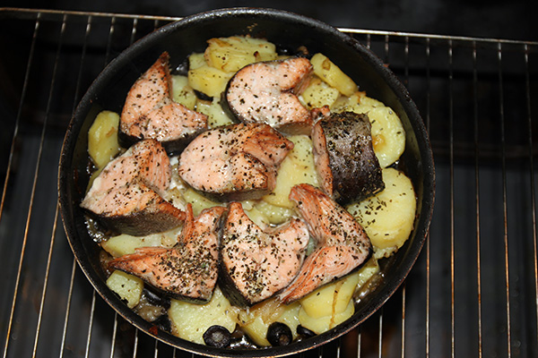 Картофель с лососем