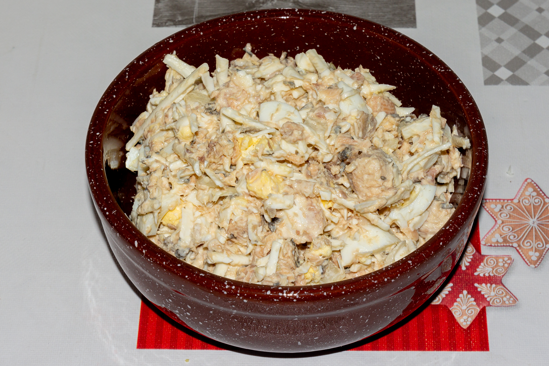 Салат с консервированной горбушей