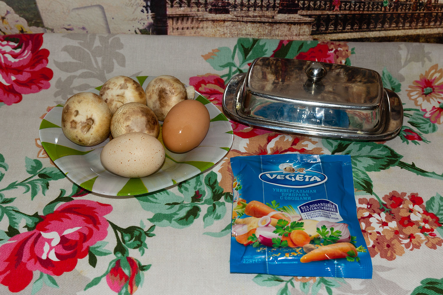 Ингредиенты для рецепта яичница с шампиньонами