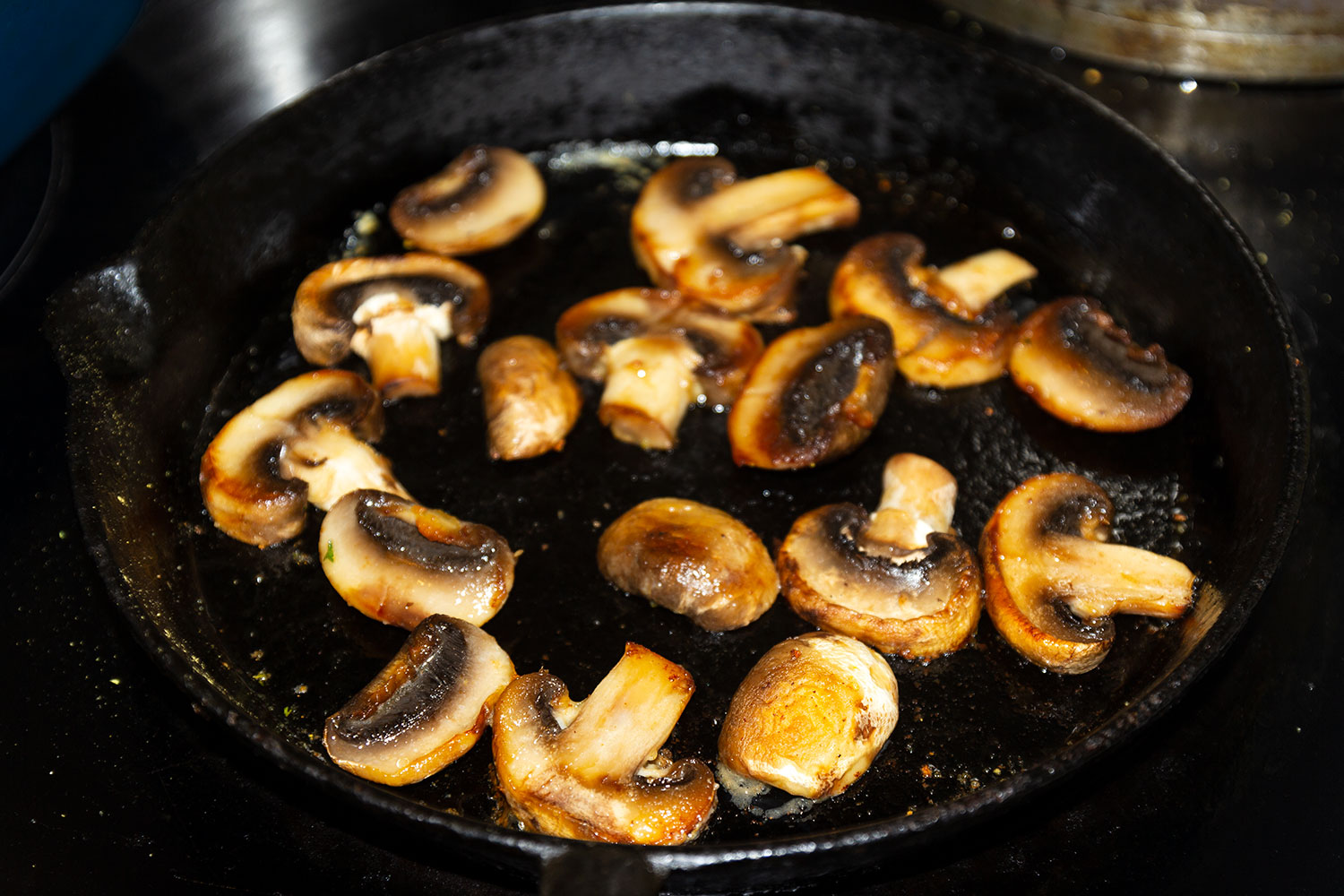 Обжариваем шампиньоны для рецепта яичница с шампиньонами