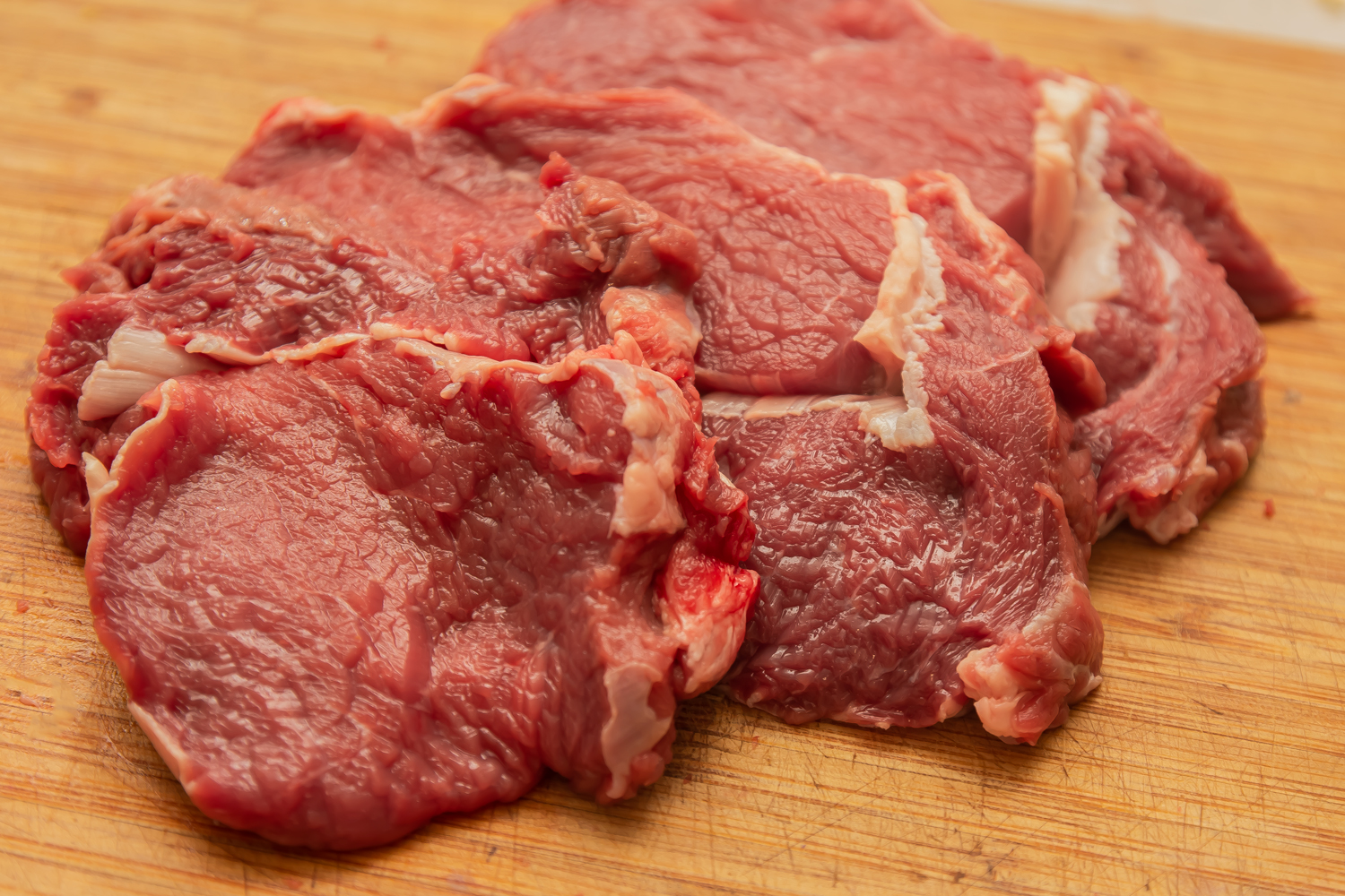 нарезанное мясо по рецепту Антрекот с шампиньонами