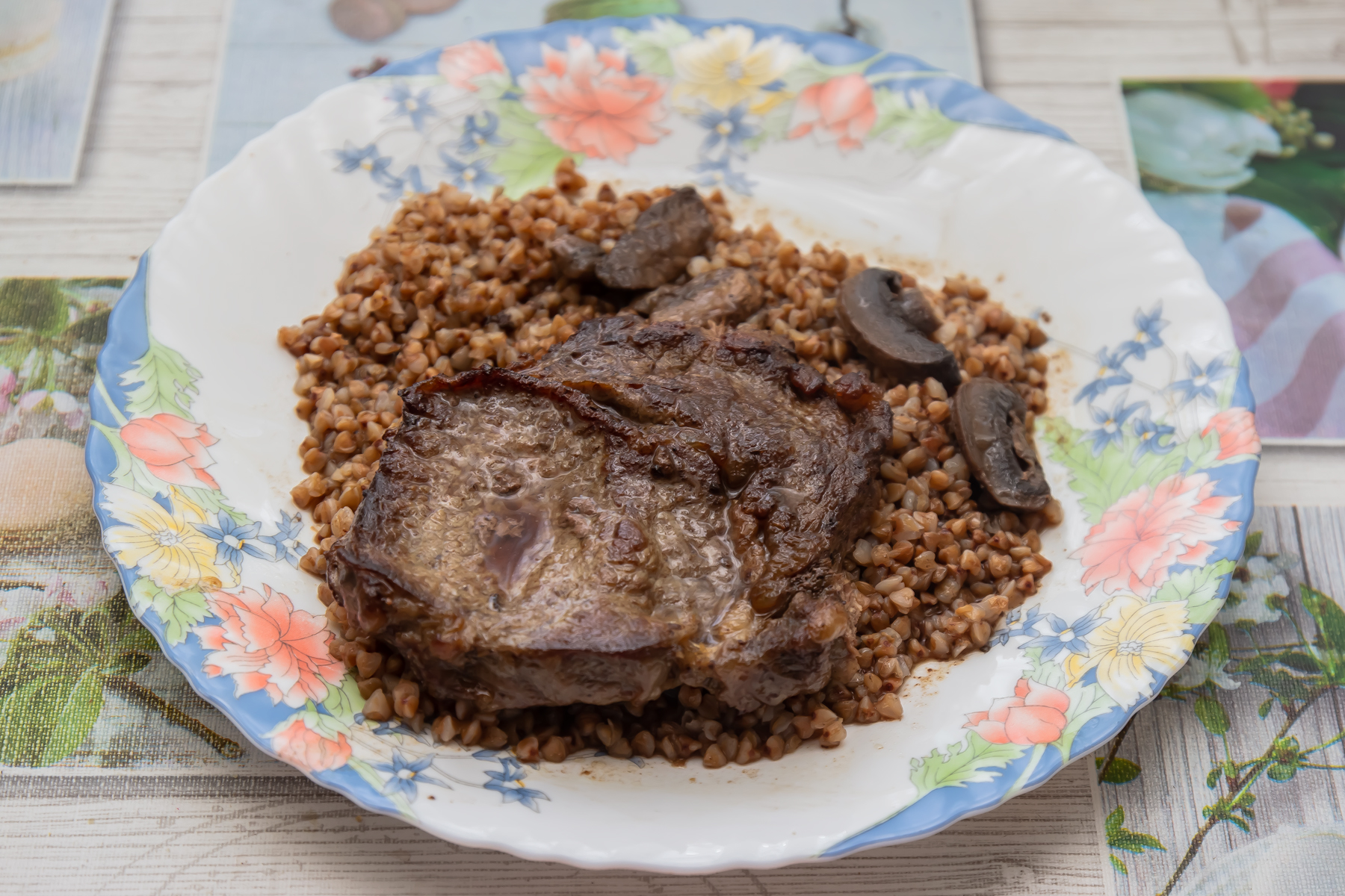 Антрекот с шампиньонами