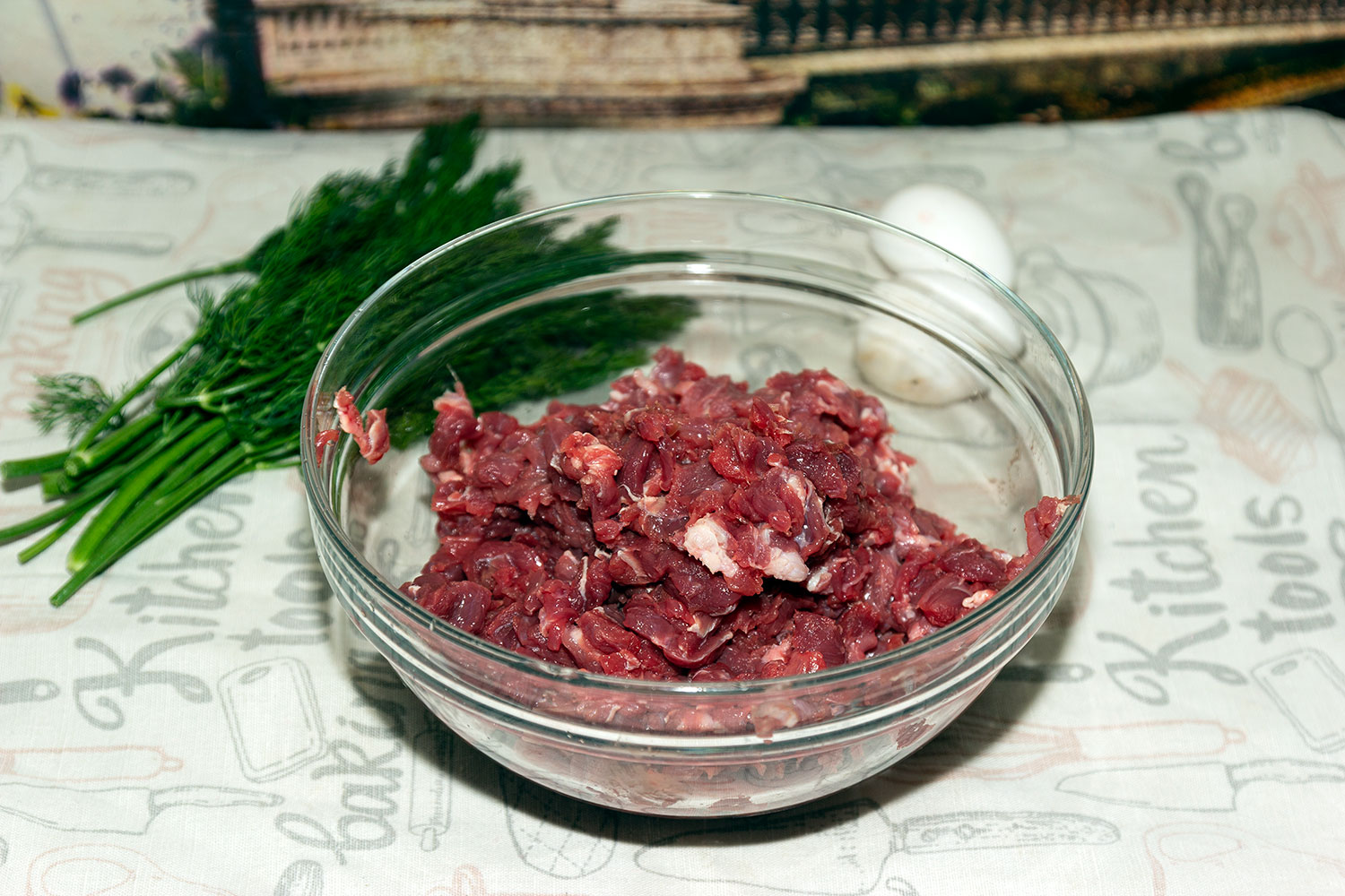 Нарезать говядину мелкими кусочками по рецепту