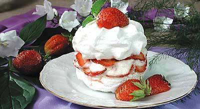 Безе с нектаринами и клубникой