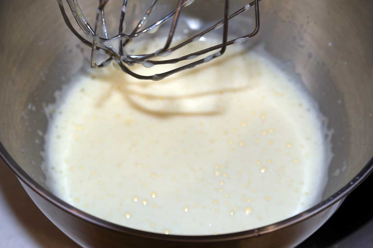 Смешиваем ингредиенты для пудинга