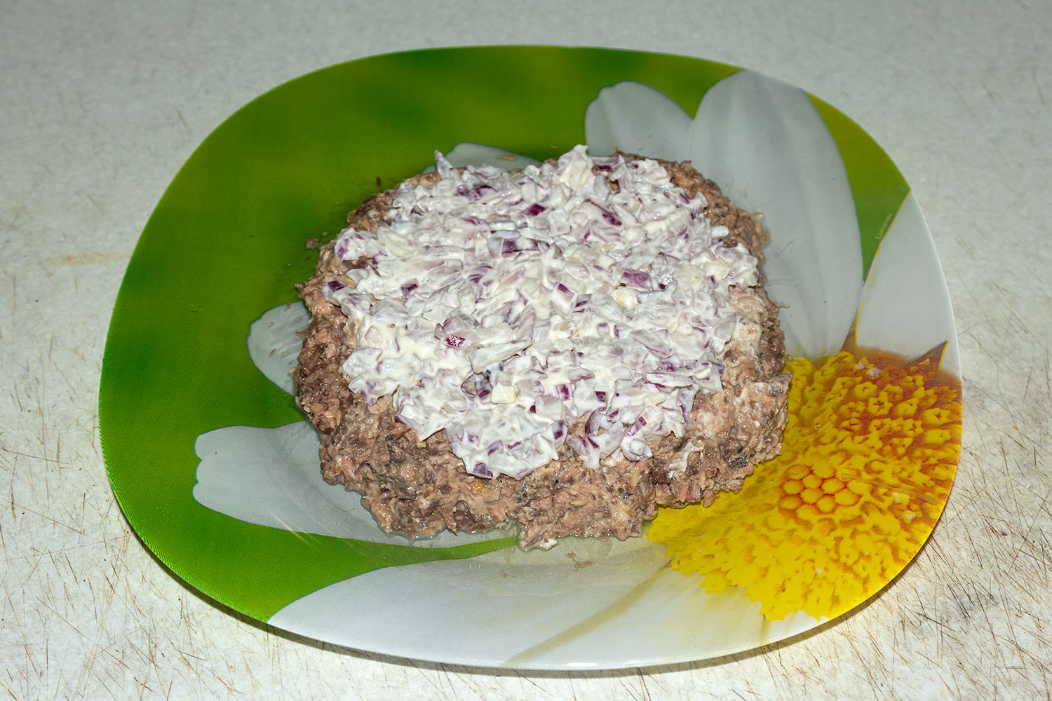 Выкладываем рыбу и лук слоями по рецепту