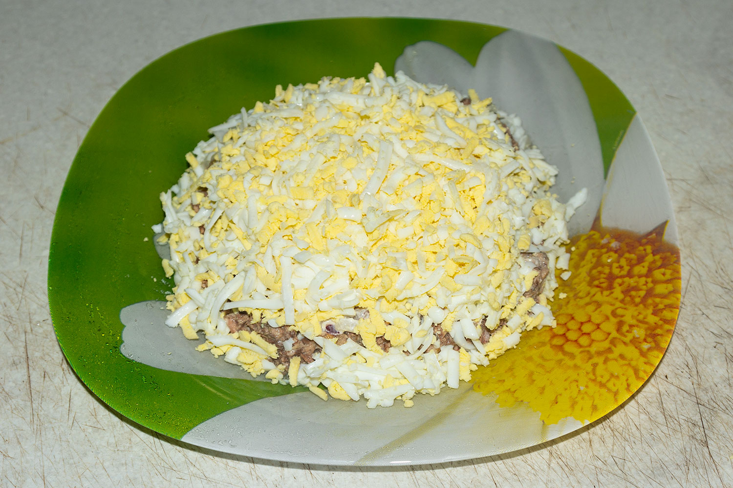 Выложить слой яиц на салат по рецепту