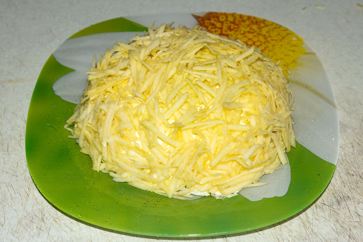 Следующим слоем натереть яблоки на салат  по рецепту