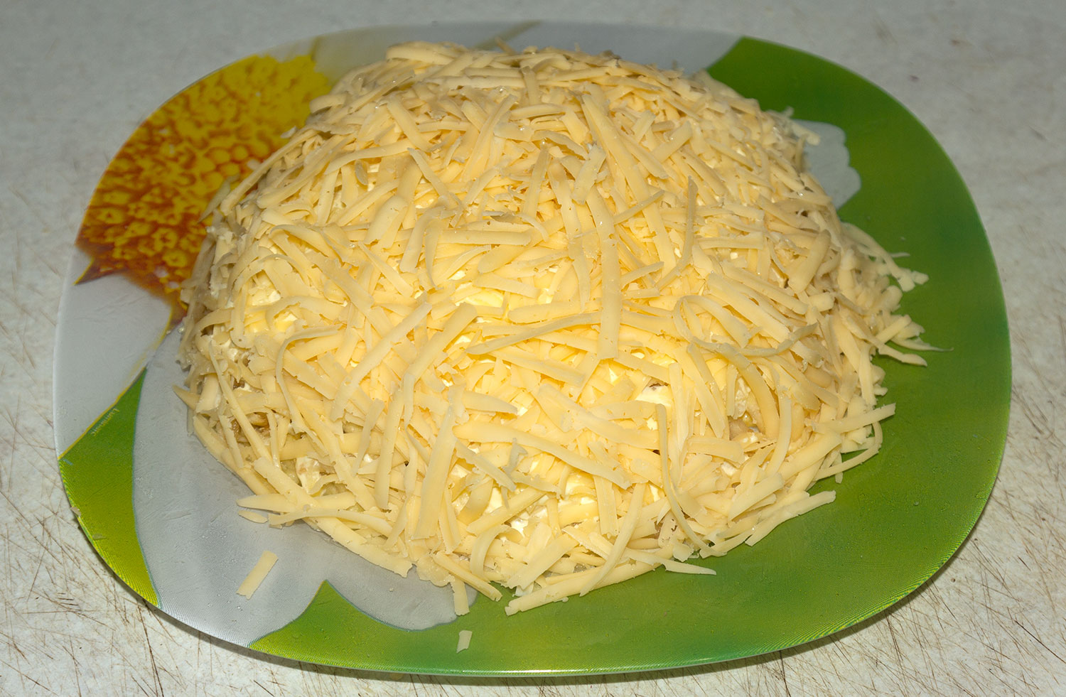 Натереть следующим слоем сыр для салата по рецепту